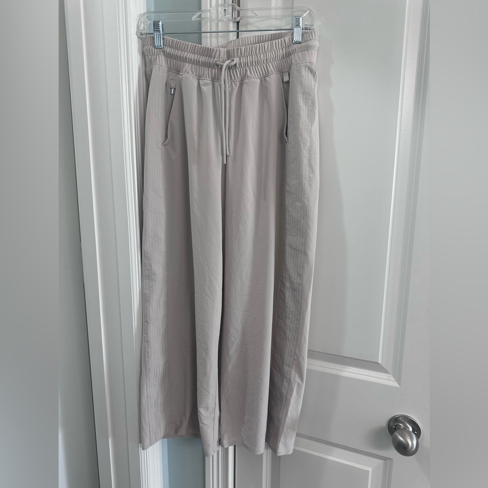 Athleta Avenue Wide Leg crop pant size 4.